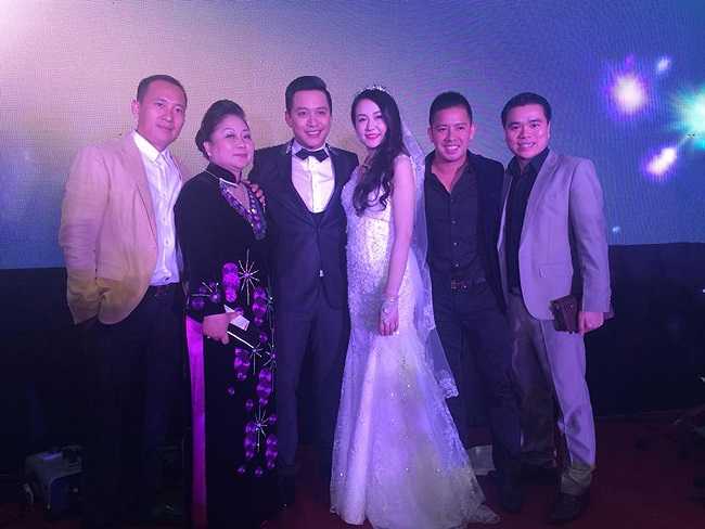 Hương Baby khiến nhiều người hoài nghi vì vòng bụng to bất thường. Nhiều bạn bè và fan hâm mộ cũng liên tiếp chúc vợ chồng Tuấn Hưng sớm sinh quý tử tuổi Ngọ trong năm nay. 