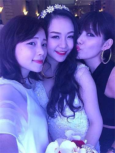 Cô dâu Hương Baby xinh đẹp chụp ảnh 'tự sướng' với các bạn thân. 