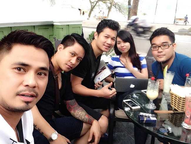 Chú rể và bạn bè 'đi khảo sát' địa điểm khách sạn trước ngày cưới. Được biết Tuấn Hưng là người trực tiếp chỉ đạo các thủ tục tiến hành trong tiệc cưới tại khách sạn.