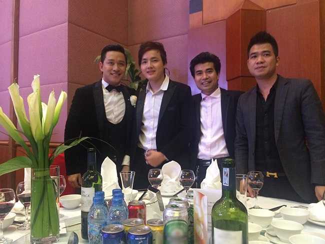 Hình ảnh bên trong tiệc cưới của Tuấn Hưng tại khách sạn 5 sao Melia (Hà Nội). Khi chụp hình cùng bạn bè, chú rể rất tươi và luôn cười rạng rỡ.