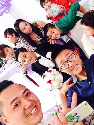 Trong tấm hình chụp của một người bạn thân, chú rể sáng loáng trên bàn tiệc cưới. Bạn bè và người hâm mộ nô nức chúc mừng đám cưới của nam ca sỹ. 