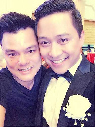 Chú rể cười rạng rỡ khi chụp hình với một anh bạn. Trong thời điểm xuất phát sang nhà gái đón dâu, Tuấn Hưng còn thoáng chút lo lắng nhưng đến tiệc cưới tại khách sạn, anh đã bớt căng thẳng hơn, luôn rạng rỡ chụp ảnh với bạn bè. 