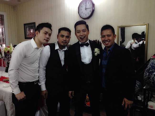 Tuấn Hưng nhận được rất nhiều lời chúc từ bạn bè. Anh không quên lưu lại những khoảnh khắc khó quên nhất trong ngày vui cuộc đời mình. 