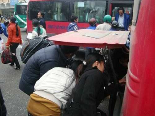 Bộ trưởng Thăng đề nghị Hà Nội cho dừng hoạt động đối với DN vận tải chở quá tải trọng. (Ảnh Nguyễn Dũng)