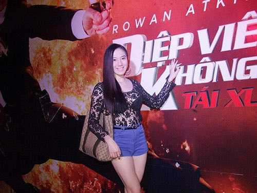 Hay những bộ cánh xuyên thấu không còn gì để che đậy.