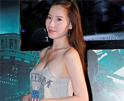 Trước đây, cô cũng 'nghiện' mốt thả rông ngực khi tham dự sự kiện.