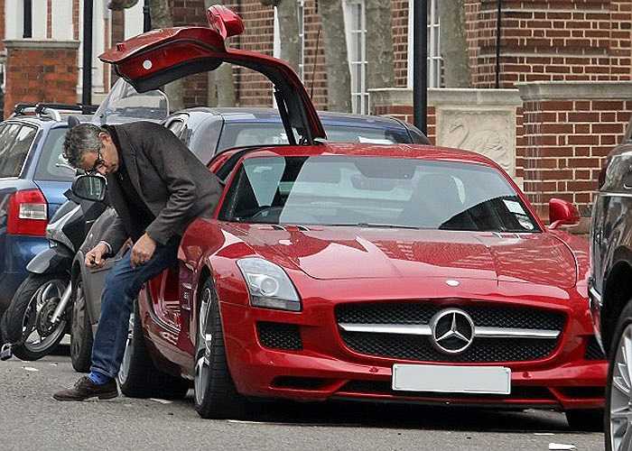 Việc sử dụng mẫu xe này để đi siêu thị cũng không thật dễ dàng với Rowan Atkinson, đặc biệt là nếu so sánh với chiếc Skoda Superb ông hay dùng trước đây. 