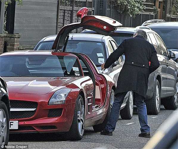 Ông phải khom lưng xuống để tránh va đập với hệ thống cửa độc đáo và đặc trưng của Mercedes-Benz SLS AMG.