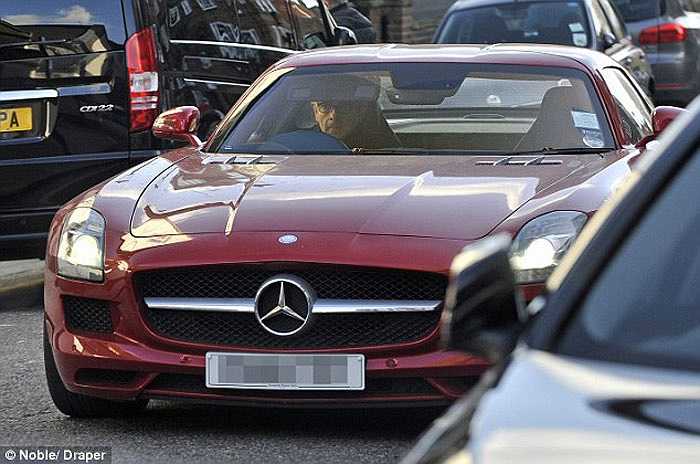 Mercedes-Benz SLS AMG là một cỗ máy siêu tốc độ với khả năng tăng tốc từ 0-100 km/h trong 3,7 giây và tốc độ tối đa 320 km/h. 