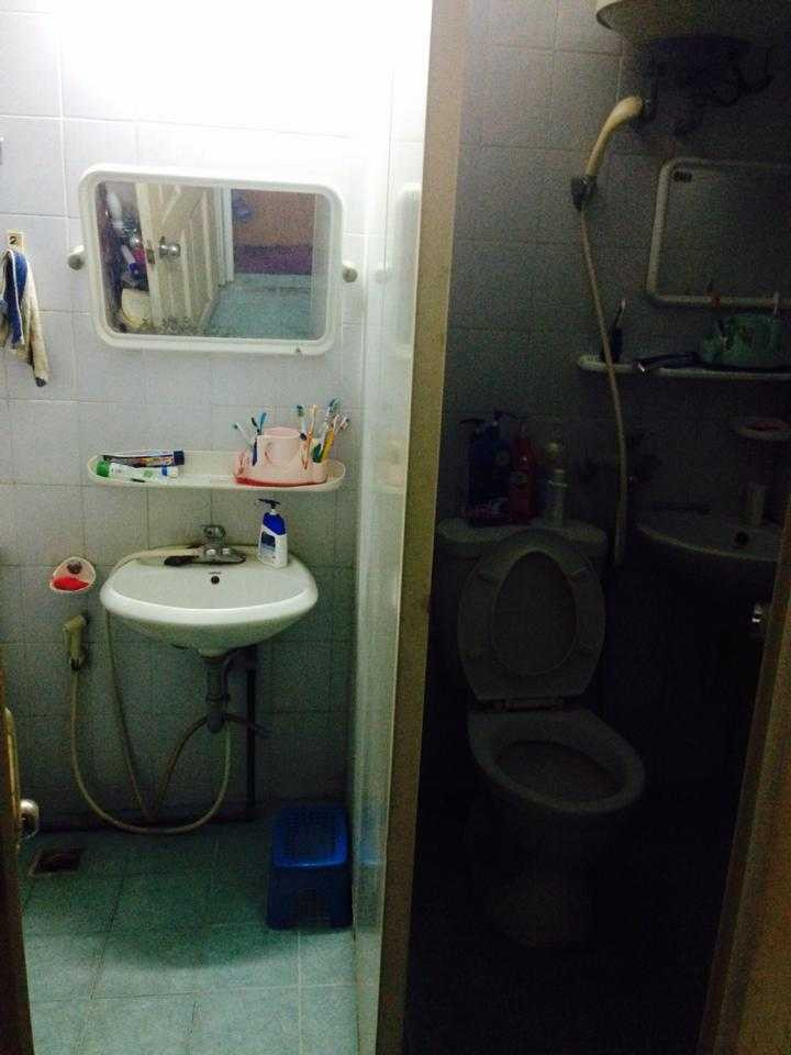 Cận cảnh nội thất xập xệ của một nhà ở khu nhà công vụ Hoàng Cầu