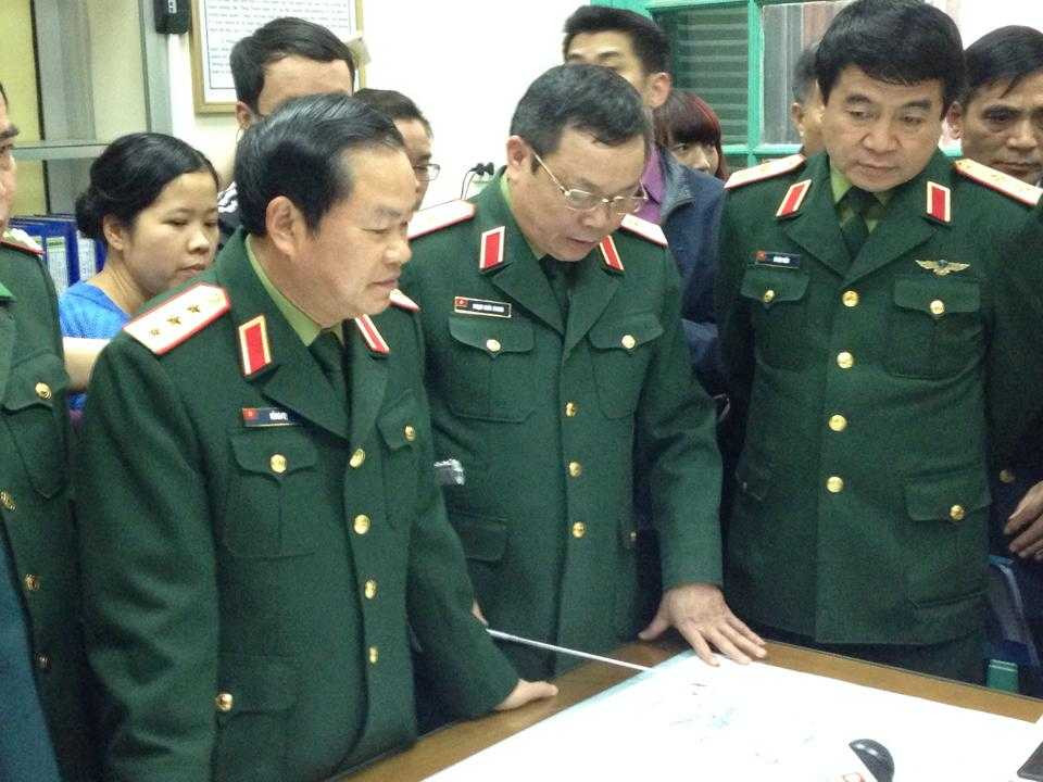 Thượng tướng Đỗ Bá Tỵ (ngoài cùng bên trái) làm việc với UBQG TKCN về công tác TKCN máy bay MH 370 của Malaysia