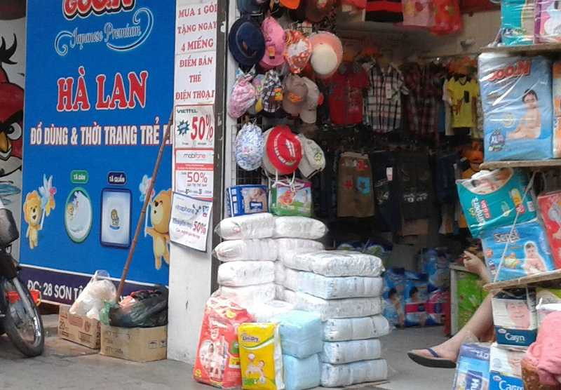 Nhiều cửa hàng vẫn bán bỉm trần thứ phẩm của các công ty. Ảnh: K. C