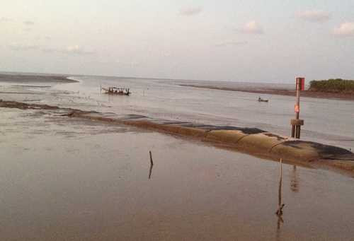 Khu vực tàu bị nạn cách cửa biển Bạc Liêu khoảng 20 km. Đến 6h hôm nay lực lượng cứu hộ của Hải đội 2 vẫn chưa vào đất liền. Ảnh: Ái Nam