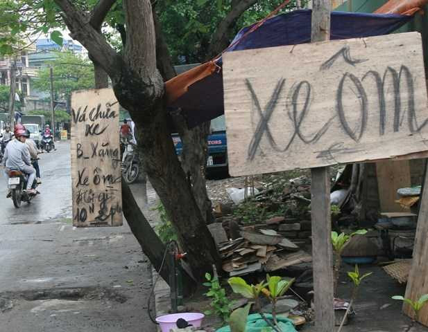 Tấm biển "lạ" và nơi tá túc của chủ nhân của tấm biển này (Ảnh: Xuân Hải)