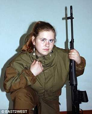 Điệp viên Nga áo hoa vác tên lửa bí ẩn là ai?