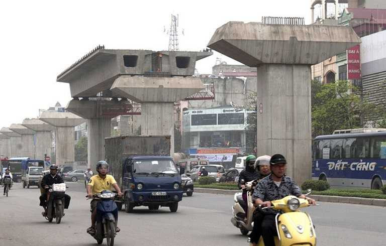 Những thanh dầm đầu tiên được lắp đặt tại đường sắt trên cao Cát Linh - Hà Đông, tại đoạn ngã tư Trần Phú - Lê Trọng Tấn (Hà Đông). 