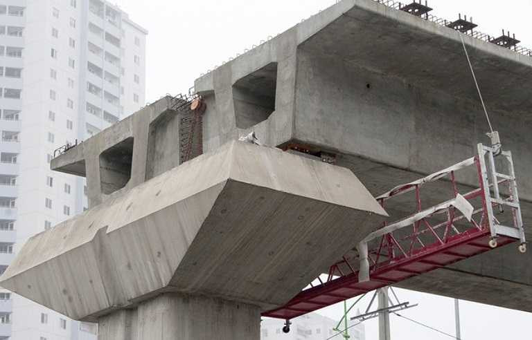 Thời gian lắp dầm đường sắt đô thị trên cao Cát Linh - Hà Đông từ ngày 3/4 đến 3/7, việc vận chuyển dầm để lắp sẽ diễn ra từ 20h đến 5h hàng ngày. Bề rộng của hai phiến dầm gần chục mét có thể đáp ứng được hai chiều tàu chạy.