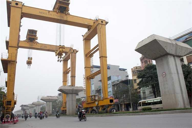 Để lắp được những thanh dầm cớ lớn này, các đơn vị thi công phải huy động loại cẩu nặng 165 tấn, cao 26m, rộng 12m