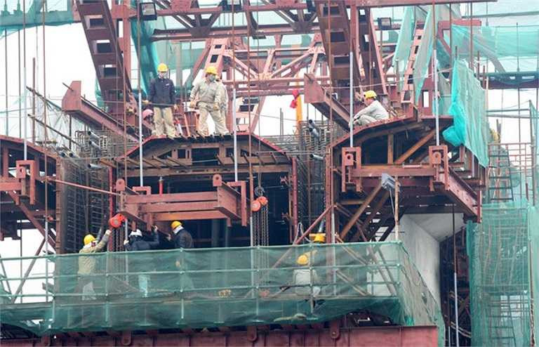 Nhiều đoạn nhà ga trên đường Trần Phú (Hà Đông) cũng đang được thi công.