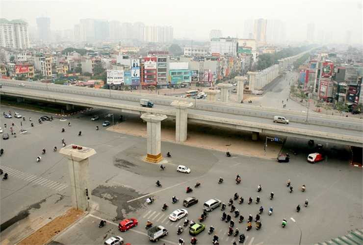 Đoạn qua đường Vành đai 3 trên cao, những cột bê tông cũng đã được hoàn thiện chờ lắp dầm. Tuy nhiên nhiều điểm từ đường Láng đến Thái Thịnh và tới hồ Hoàng Cầu chưa hoàn tất việc giải phóng mặt bằng nên việc đổ trụ bê tông chưa được đổ.