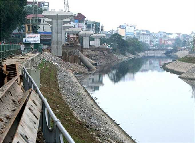 Các trụ bêtông đang được gấp rút hoàn thiện tại đoạn men theo bờ sông Tô Lịch.