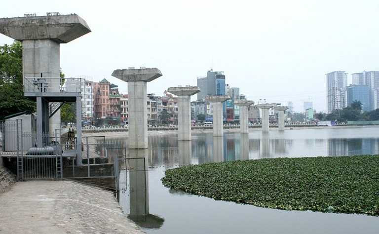 Đoạn đường tàu điện trên cao đi qua hồ Hoàng Cầu.