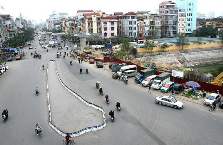 Rồi đến điểm đầu là nhà ga gần phố Cát Linh, chưa được hoàn thiện. Tại đây, đơn vị đang thi công đổ đột bê tông, việc giải phóng mặt bằng ở đây cũng đang bị vướng mắc.