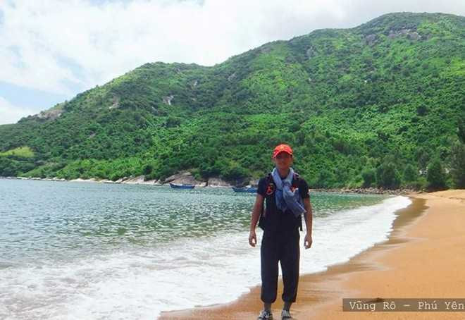 Quang Minh dừng chân ở Vũng Rô (Phú Yên) trong chuyến đi bộ từ Sài Gòn ra Huế.