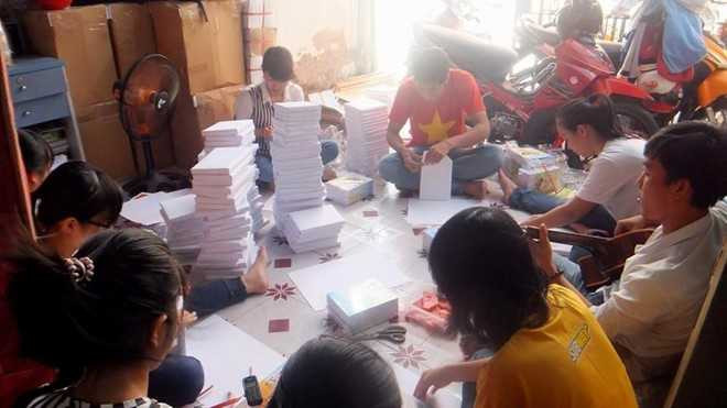 Minh cùng bạn bè chuẩn bị quà cho học sinh nghèo.