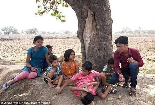 Hai anh em Shivanath và Shivram Sahu cũng có thể tự làm một số công việc hằng ngày như thay đồ, tắm rửa, ăn uống mà không cần bố mẹ giúp.