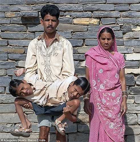 Shivanath và Shivram Sahu chụp cùng bố mẹ.