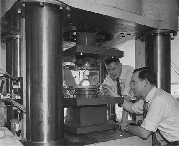 Hall’s Diamond là viên kim cương nhân tạo đầu tiên trên thế giới, được tạo ra bởi một người đàn ông có tến là Tracy Hall vào năm 1954. Phải mất 4 năm ông cùng các đồng nghiệp mới tạo ra được những viên kim cương đầu tiên,