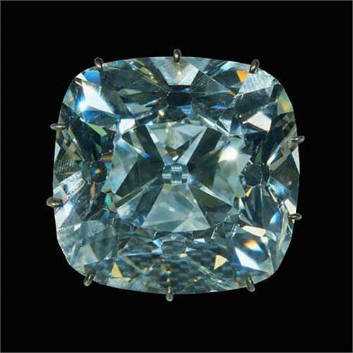 The Regent là viện kim cương được cắt ra từ viên kim cương mẹ nặng 140,5 carat ở Ấn Độ. Nó đã từng lưu lạc đến Anh, Pháp và hiện nay người ta cũng không biết chính xác nó đang ở đâu.