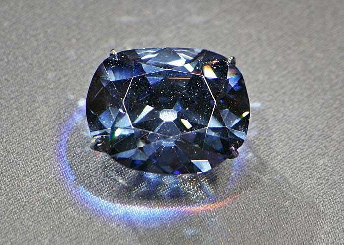 Blue Hope nặng 45,52 carat, nó đã từng thuộc sở hữu của vua Louis XIV. Sau nhiều lần qua tay các chủ nhân, hiện nay nó đang được lưu trữ trong Viện Smithsonian ở Washington