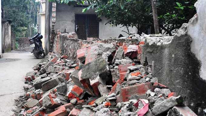 Một bờ tường bị đổ sập do sụt lún bất thường