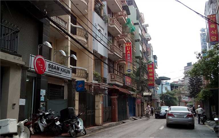 Khu phố Nguyễn Thị Định, Hoàng Ngân dường như sắp trở thành phố của người nước ngoài khi các cửa hàng dịch vụ tại khu vực này gần như mất dấu chữ tiếng Việt trên biển quảng cáo. (Ảnh chụp trên phố Hoàng Ngân với những biển hiệu bằng tiếng nước ngoài san sát). 