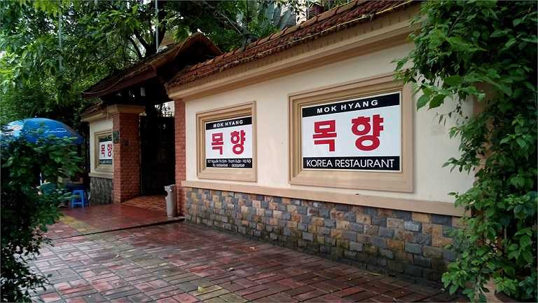 Tại khu phố này có đầy đủ các loại hình dịch vụ, thương mại. Từ các cửa hàng ăn uống được đầu tư quy mô. 