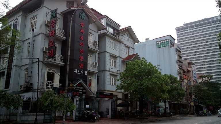 Cửa hàng ăn trên đường Nguyễn Thị Định này được đầu tư với quy mô rất lớn, chủ nhà hàng đã thuê cả một biệt thự trên đường Nguyễn Thị Định. Biển quảng cáo cũng được đầu tư rất cầu kỳ, công phu. 