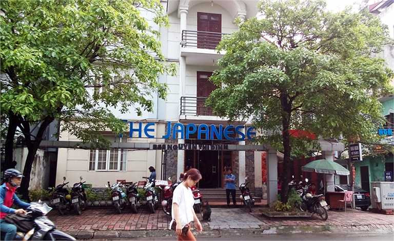 Ngay cạnh đó là cửa hàng đồ ăn Nhật Bản, nhìn thoáng qua, khu vực này như đang tái hiện một khu phố của các quốc gia Đông Bắc Á chứ không phải Hà Nội. 