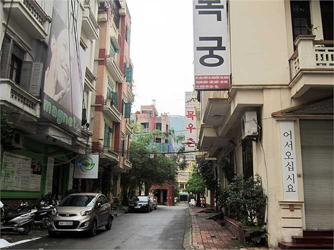 Các biển vẫy của quán ăn, quán cafe, nhà nghỉ, shop quần áo đặt san sát nhau trong một ngõ nhỏ liền kê các khu chung cư trên đường Nguyễn Thị Định dường như chỉ dành riêng cho người nước ngoài. 