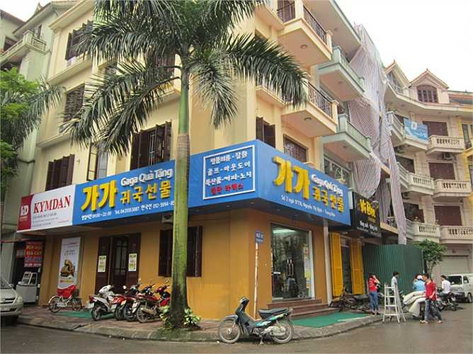 Một siêu thị hàng tiêu dùng, tạp hóa, nhu yếu phẩm chỉ có sản phẩm của nước ngoài.