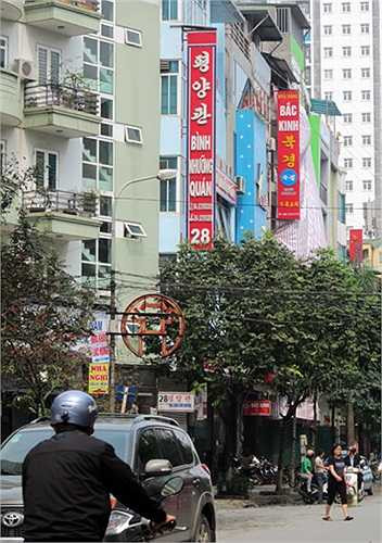 Thắc mắc về vấn đề biển hiệu toàn tiếng 'lạ', chị Hoa, bán trà đá, giải khát ở khu vực này cho biết: 'Trên mấy phố này có rất nhiều người nước ngoài sinh sống, hầu hết là người Hàn Quốc, Trung Quốc. Nhiều nhất là người Hàn, họ sinh sống và làm việc ở đây từ rất lâu rồi. Những cửa hàng này mở ra phần lớn chủ quán đều là người nước ngoài, phục vụ khách nước ngoài là chính, còn người Việt chỉ là vãng lai thôi, hiếm lắm'. 