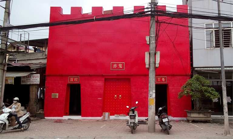 Không riêng gì khu phố Nguyễn Thị Định, Hoàng Ngân (Quận Cầu Giấy), tình trạng chê đồ nội, sính đồ ngoại cũng rất phổ biến tại Hà Nội. Như công ty này trên đường Lạc Long Quân, họ sử dụng kiến trúc như Trung Quốc, và ngôn ngữ Trung Quốc. 