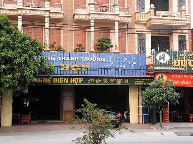 Chẳng phải chỉ có Hà Nội, hiện tượng vi phạm biển quảng cáo này rất thịnh hành tại Từ Sơn, Bắc Ninh. Khi tại trung tâm Từ Sơn, các cửa hàng nội thất hầu hết đều sử dụng song ngữ với chữ 'lạ' lớn hơn chữ Việt. 