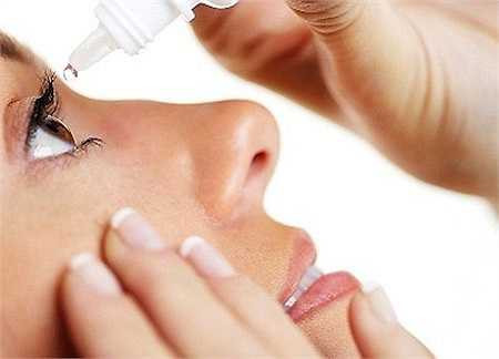 Khi mỏi mắt hoặc khô mắt thì bạn nên nhắm mắt thư giãn tại chỗ 10-25 phút, nhỏ thuốc khi bị khô mắt hoặc nước mắt nhân tạo. Ngoài ra, cần ngồi đúng tư thế và mắt luôn cách màn hình 50cm. 