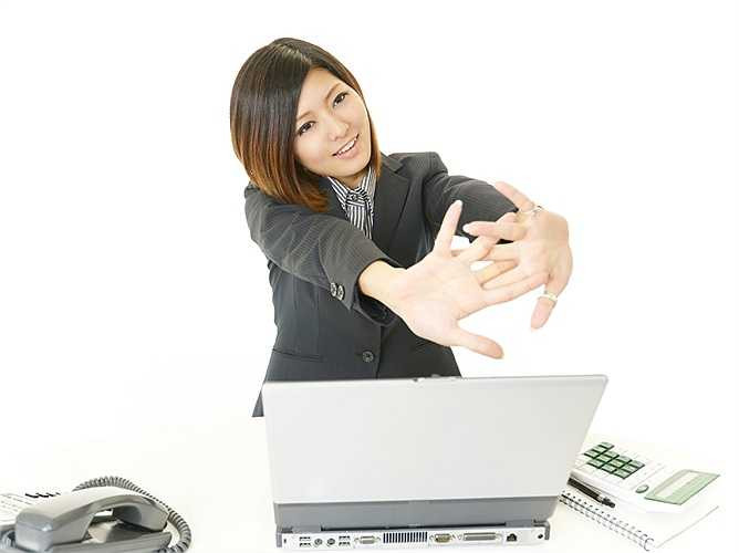 Hãy đứng dậy đi lại vươn vai hoặc ngồi thư giãn trên ghế, vuốt ngực, xoa bóp từ cẳng chân lên đùi. Ngồi trên ghế để hai chân sát xuống mặt đất, thân gấp với đùi một góc 135 độ và nhắm mắt thả lỏng người. 