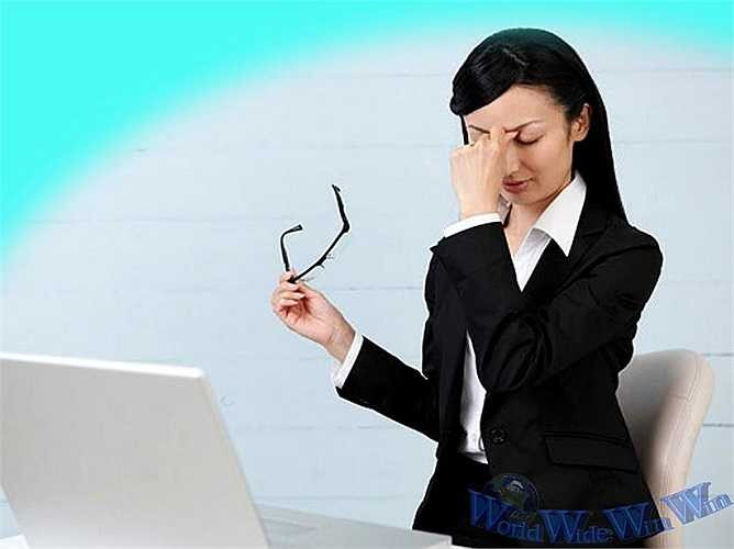 Các bệnh về mắt: Ngồi lâu trước màn hình vi tính dễ mỏi mắt, dẫn tới khô mắt, chảy nước mắt. Trong văn phòng đèn quá sáng gây chói mắt, ngược lại đèn không đủ ánh sáng gây giảm thị lực nhanh chóng. 