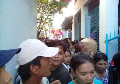 Hàng trăm người dân hiếu kỳ kéo đến hiện trường vụ tai nạn