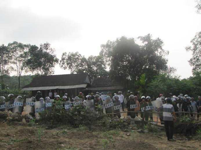 Dân ném đá, đốt xe cán bộ xã trong đêm