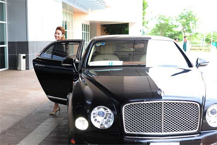 Không cần sexy, hở những điểm nhấn, mà chiếc váy tím khiến Ngân Khánh trở nên đẹp rực rỡ với tone màu trend mùa mới nhất.